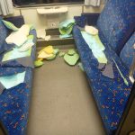 Dva stejné vandalské skutky. Kdo rozřezal sedadla ve vlacích? Policie hledá svědky