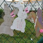 Velikonoční výzva zabrala. Děti svými dílky vyzdobily plot opuštěné školky