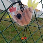 Velikonoční výzva zabrala. Děti svými dílky vyzdobily plot opuštěné školky