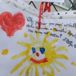 Velikonoční výzva zabrala. Děti svými dílky vyzdobily plot opuštěné školky