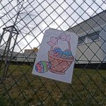 Velikonoční výzva zabrala. Děti svými dílky vyzdobily plot opuštěné školky