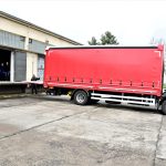 Krajský úřad Jihočeského kraje dnes rozváží roušky do škol