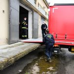 Krajský úřad Jihočeského kraje dnes rozváží roušky do škol