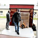 Krajský úřad Jihočeského kraje dnes rozváží roušky do škol