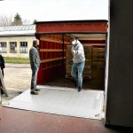 Krajský úřad Jihočeského kraje dnes rozváží roušky do škol