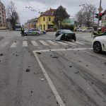 Víc k nehodě na Lidické třídě v Budějovicích: Řidič pod vlivem ujížděl hlídce. Skončil ve stromě