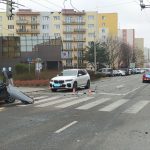 Víc k nehodě na Lidické třídě v Budějovicích: Řidič pod vlivem ujížděl hlídce. Skončil ve stromě