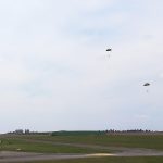Na letišti v Jindřichově Hradci cvičí armáda výsadky parašutistů