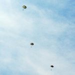 Na letišti v Jindřichově Hradci cvičí armáda výsadky parašutistů