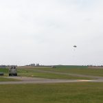 Na letišti v Jindřichově Hradci cvičí armáda výsadky parašutistů