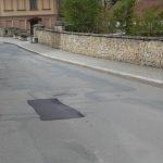 V Jindřichově Hradci se začalo s asfaltováním ulic. Služby města jich do léta opraví dvanáct