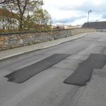 V Jindřichově Hradci se začalo s asfaltováním ulic. Služby města jich do léta opraví dvanáct