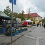 První letošní farmářský trh v Jindřichově Hradci zkazil déšť