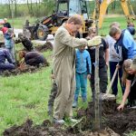 V Nákří vyrostla přes víkend nová třešňová alej. I další obce mohou získat prostředky z grantu Stromy