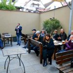 Pro štěstí si senátoři v Jindřichově Hradci šlápli na poledník. Potom odjeli na Vysočinu