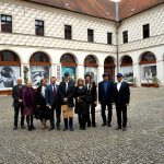 Pro štěstí si senátoři v Jindřichově Hradci šlápli na poledník. Potom odjeli na Vysočinu