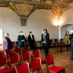Pro štěstí si senátoři v Jindřichově Hradci šlápli na poledník. Potom odjeli na Vysočinu