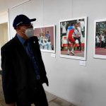 Pro štěstí si senátoři v Jindřichově Hradci šlápli na poledník. Potom odjeli na Vysočinu