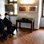 Pro štěstí si senátoři v Jindřichově Hradci šlápli na poledník. Potom odjeli na Vysočinu