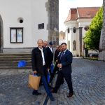 Pro štěstí si senátoři v Jindřichově Hradci šlápli na poledník. Potom odjeli na Vysočinu