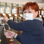 Pavel Hejhal z Milevska vystavuje v budějovické vinotéce Víno Hruška. Obrázky maluje ústy