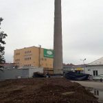 Ve Veselí nad Lužnicí odstřelili 66 metrů vysoký komín