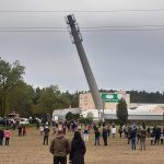 Ve Veselí nad Lužnicí odstřelili 66 metrů vysoký komín