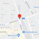 Sanitka skončila po nehodě na boku, čtyři lidé byli zraněni a převezeni do nemocnice