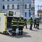 Sanitka skončila po nehodě na boku, čtyři lidé byli zraněni a převezeni do nemocnice