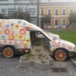 Umění ve městě: Rozkvetlé auto či zářící obrazovka