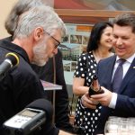 Malířská poezie Teodora Buzu v Dotecích času. Na vernisáži pokřtili monografii