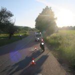Motocyklistka narazila zezadu do auta, skončila v nemocnici