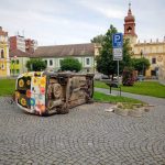 Sochař Michal Trpák se vyjadřuje k vandalskému útoku na jeho dílo na veselském náměstí. Rozkvetlé auto se nelíbí i některým zastupitelům