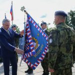 Prezident republiky Miloš Zeman propůjčil strakonickým vojákům bojový prapor a čestné názvy