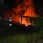 FOTO: U Orlické přehrady v noci hořelo 11 karavanů a dvě auta. Požár zasáhl i les