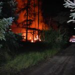 FOTO: U Orlické přehrady v noci hořelo 11 karavanů a dvě auta. Požár zasáhl i les