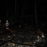 FOTO: U Orlické přehrady v noci hořelo 11 karavanů a dvě auta. Požár zasáhl i les