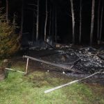 FOTO: U Orlické přehrady v noci hořelo 11 karavanů a dvě auta. Požár zasáhl i les
