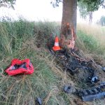 Řidič předjížděl přes plnou čáru, následkem střetu narazil do stromu a zemřel