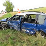 Řidič předjížděl přes plnou čáru, následkem střetu narazil do stromu a zemřel