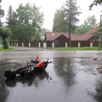Řidička srazila motorkáře, další auto mu pak ještě přejelo nohu