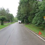 Řidička srazila motorkáře, další auto mu pak ještě přejelo nohu