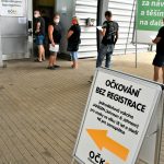 Na očkování bez registrace se v Budějovicích čekalo ve frontě. Podobná místa vzniknou i v okresech