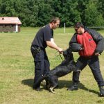 Policejní kynologové předvedli dětem zadržení pachatele i vyhledávání marihuany