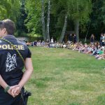 Policejní kynologové předvedli dětem zadržení pachatele i vyhledávání marihuany
