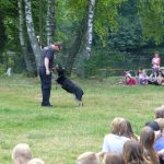Policejní kynologové předvedli dětem zadržení pachatele i vyhledávání marihuany