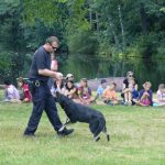 Policejní kynologové předvedli dětem zadržení pachatele i vyhledávání marihuany