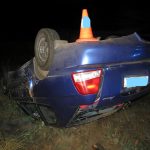 Opilá řidička havarovala! Po nárazu do stromu skončilo auto na střeše