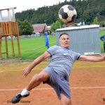 Složky integrovaného záchranného systému po náročné sezoně odpočívaly na sportovním poli