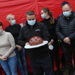 Už rok funguje testovací stan u nemocnice. Spolupráci sester a hasičů osladil dort